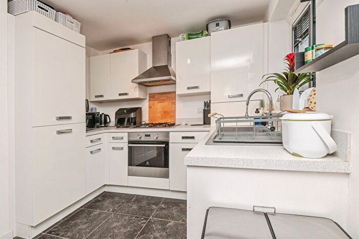 3 Bedroom Semi-detached House For Sale In Rhubarb Hill, Wakefield, WF2