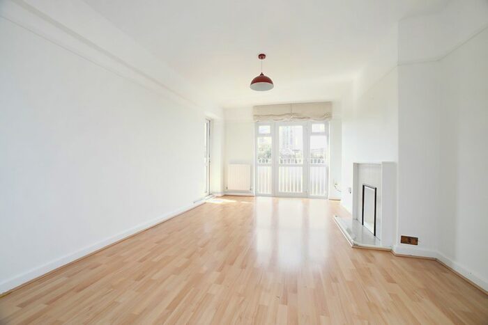 3 Bedroom Flat To Rent In Collinson Walk, London, SE1