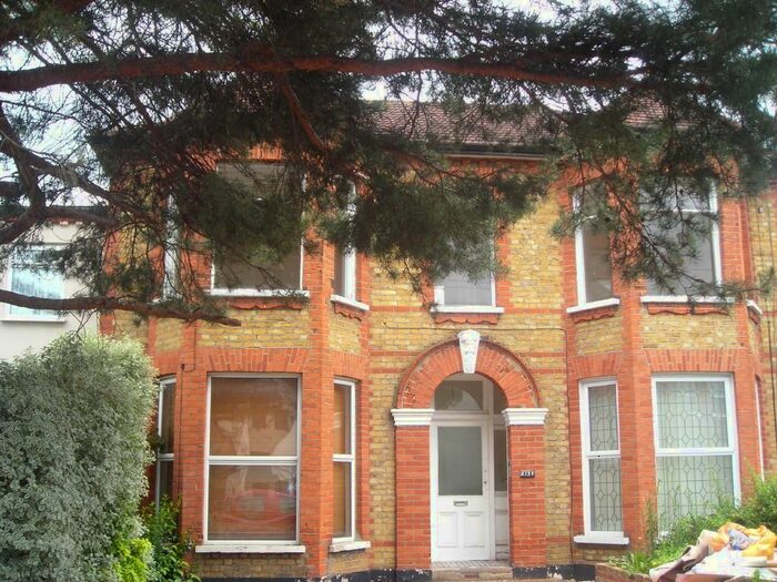 3 Bedroom Flat To Rent In Broomhill Road, Ilford, IG3