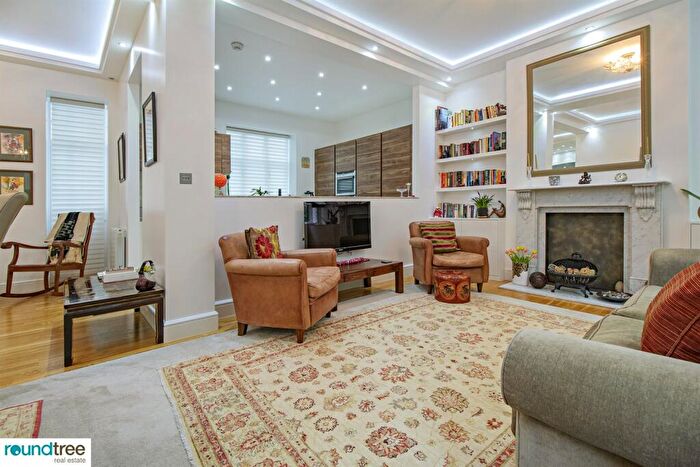 3 Bedroom Apartment To Rent In Bellmoor, Hampstead, NW3