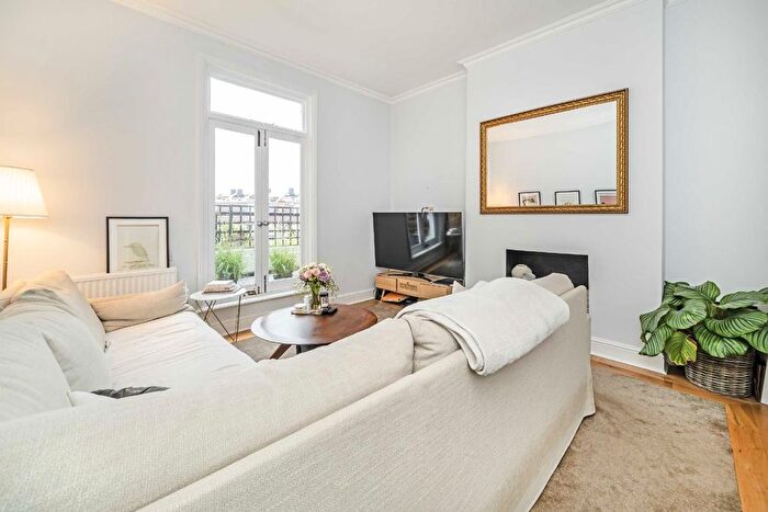 2 Bedroom Flat For Sale In St Quintin Avenue, North Kensington, W10