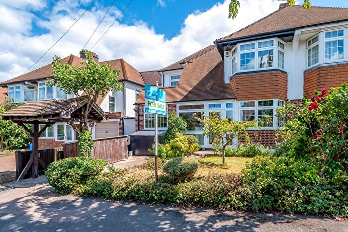 3 Bedroom Semi Detached House For Sale In The Lees, Croydon, CR0