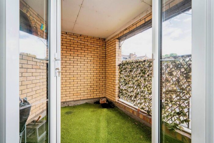2 Bedroom Flat For Sale In Ferguson Grove, Cheshunt, Waltham Cross, EN8