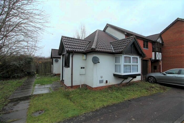 Bungalow To Rent In Tatling Grove, Walnut Tree, Milton Keynes, MK7