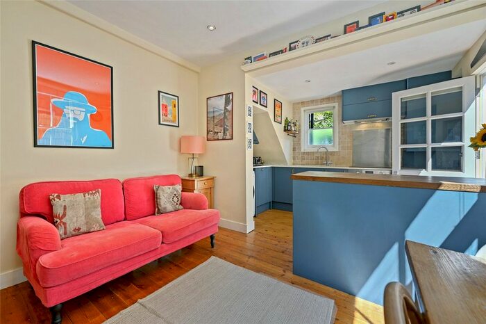 2 Bedroom Flat To Rent In Oaklands Grove, London, W12