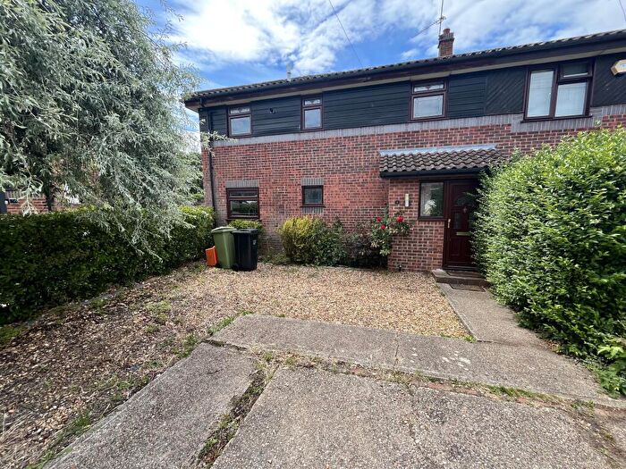 3 Bedroom End Of Terrace House To Rent In Dolphin Gardens, Billericay, CM12