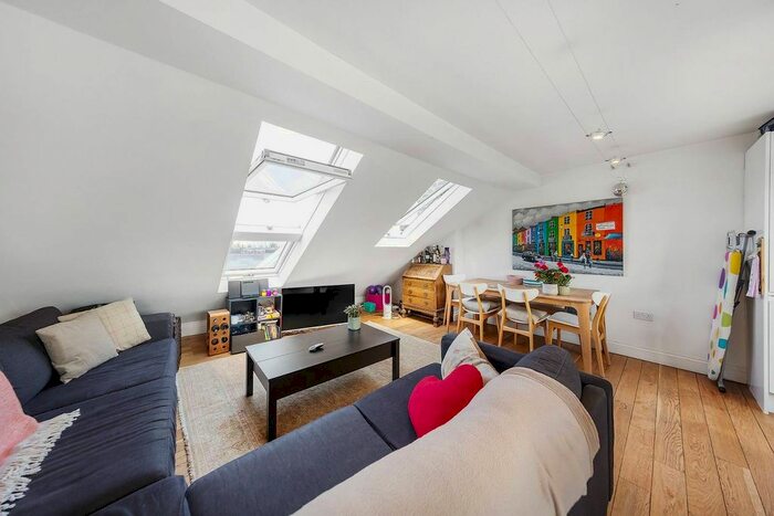 3 Bedroom Flat To Rent In Burnfoot Avenue, Munster Village, London, SW6