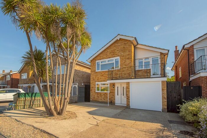 4 Bedroom Detached House To Rent In Mandeville Drive, Surbiton, KT6