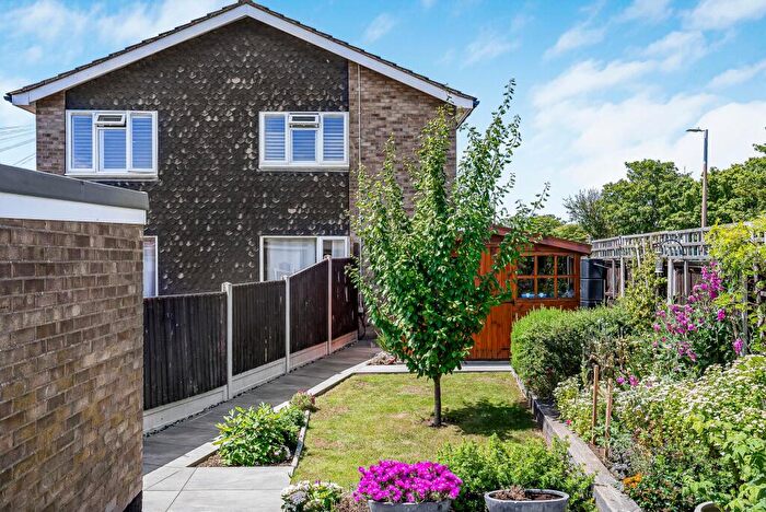 2 Bedroom Maisonette For Sale In Prittlewell Chase, Westcliff-On-Sea, SS0