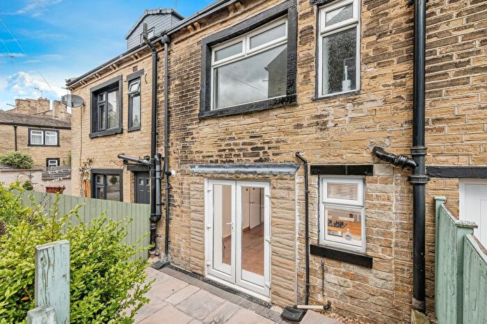 3 Bedroom Terraced House For Sale In Fartown, Pudsey, LS28