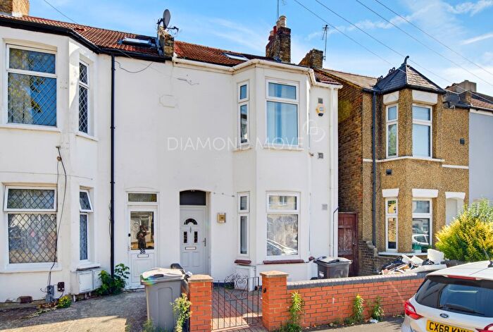 4 Bedroom Semi Detached House For Sale In Cromwell Road, Hounslow, TW3