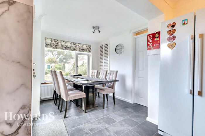 3 Bedroom Chalet For Sale In Edgerton Road, Lowestoft, NR33