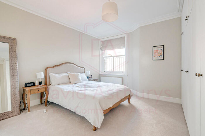 2 Bedroom Flat To Rent In Helen Close, London, N2