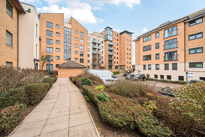 2 Bedroom Apartment For Sale In Victoria Way, Woking, GU21