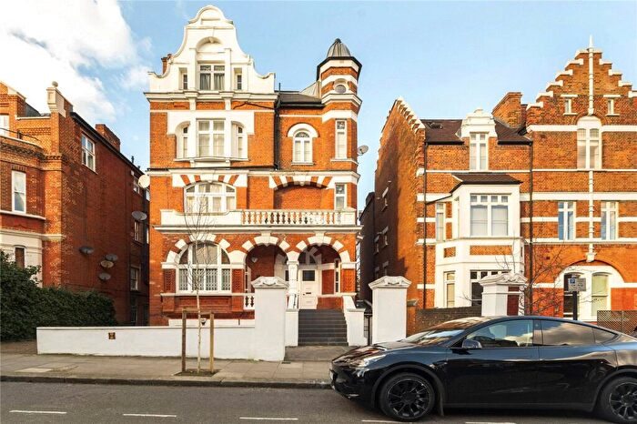 3 Bedroom Flat To Rent In Compayne Gardens, South Hampstead, London, NW6