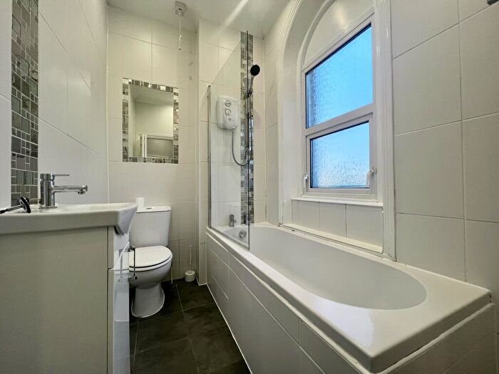 Flat To Rent In London Road, Brentwood, CM14