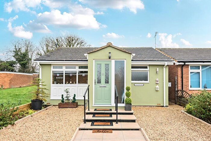2 Bedroom Detached Bungalow For Sale In Edgeworth Drive, Carterton, Oxfordshire, OX18