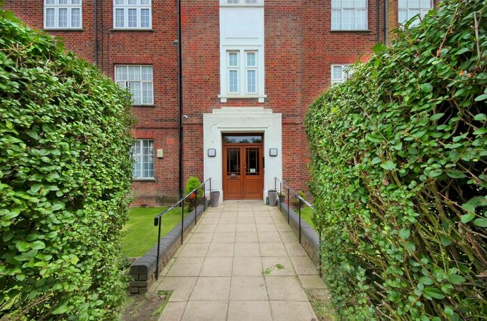 3 Bedroom Flat To Rent In Tudor Way, London, W3