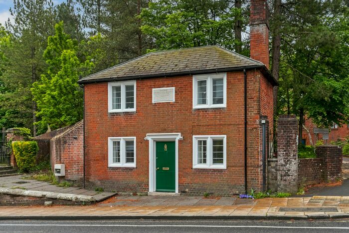 1 Bedroom Detached House To Rent In Romsey Road, Winchester, SO22