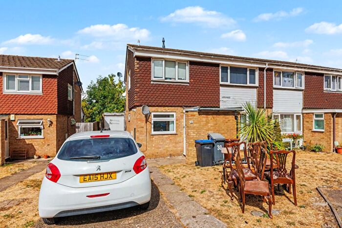 2 Bedroom Maisonette For Sale In Yewtree Court, Northampton, NN3