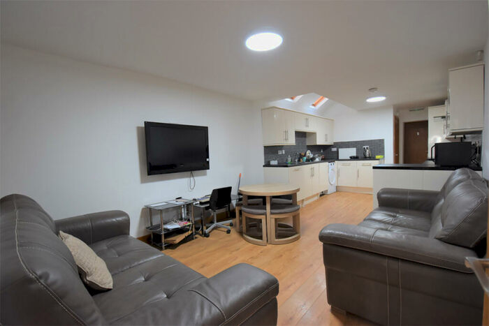 6 Bedroom House To Rent In Heeley Road, Selly Oak, B29