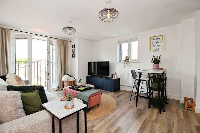 2 Bedroom Flat For Sale In Buckthorn Avenue, Leeds, LS7