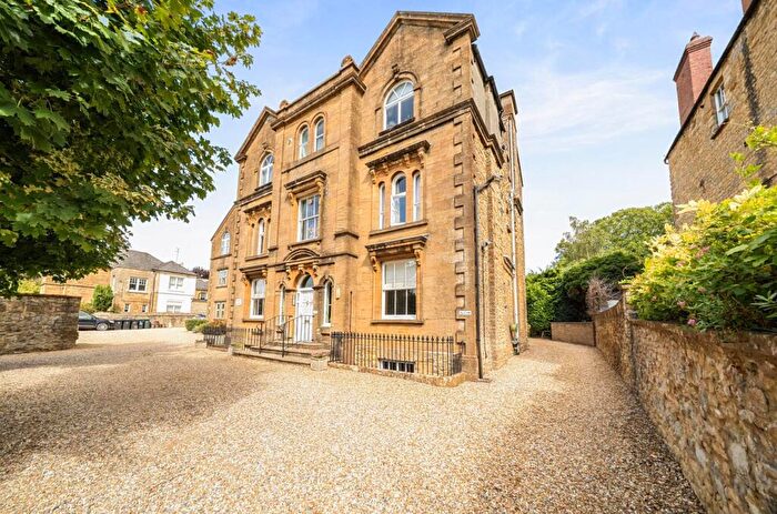 2 Bedroom Flat For Sale In The Avenue, Sherborne, DT9