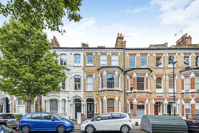 3 Bedroom Flat To Rent In St. Luke's Avenue, Clapham, SW4