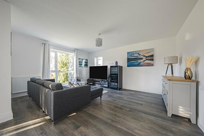 2 Bedroom Flat For Sale In Garrett Crescent, Ottershaw, KT16
