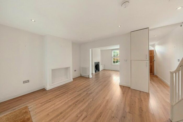 2 Bedroom End Of Terrace House To Rent In Maidenstone Hill, London, SE10