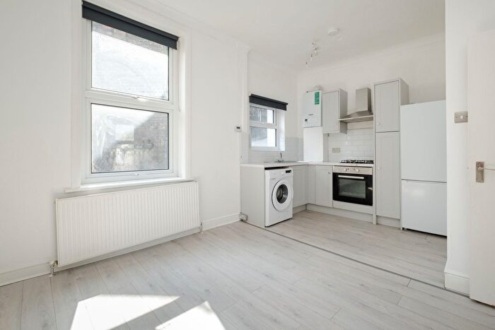 2 Bedroom Flat To Rent In Amhurst Road, London, E8