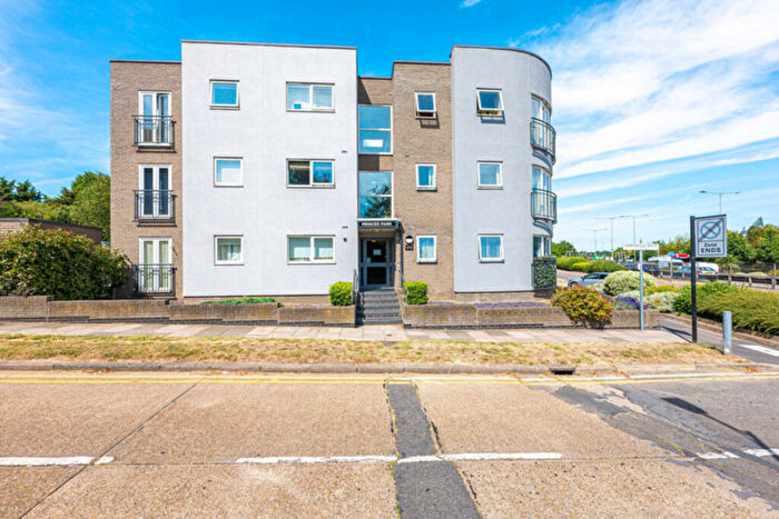 2 Bedroom Flat To Rent In Prince Avenue, Westcliff-on-sea, SS0