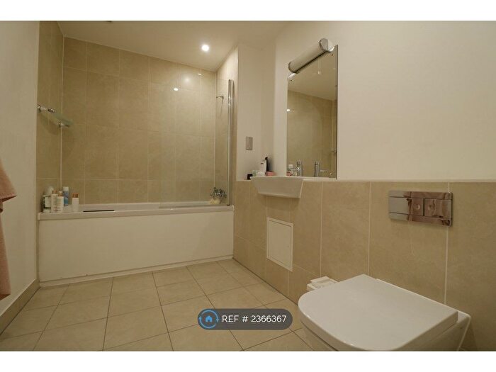 2 Bedroom Flat To Rent In Cranston Court, London, W12