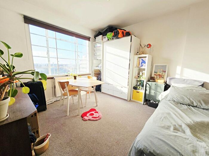 Flat To Rent In Camden Road, Camden, NW1