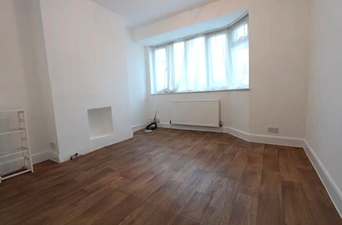 2 Bedroom Flat To Rent In Deer Park Gardens, Mitcham, CR4
