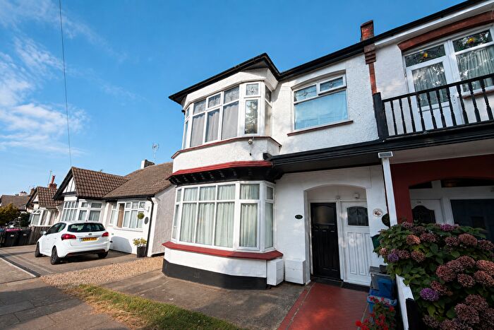 1 Bedroom Apartment For Sale In Inverness Avenue, Westcliff-on-Sea, Essex, SS0