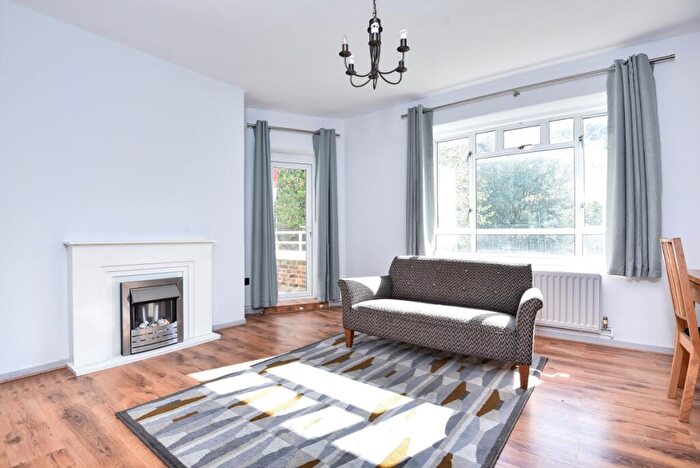 3 Bedroom Flat To Rent In Balham Hill, Balham, London, SW12