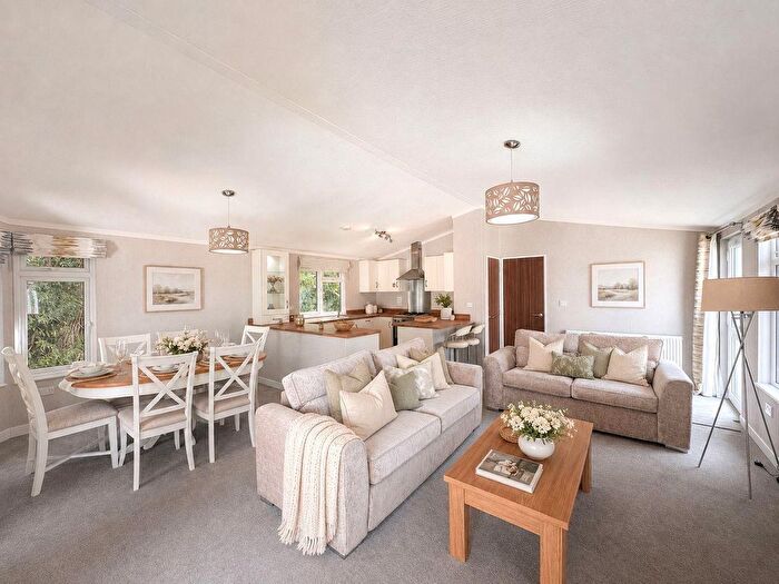 2 Bedroom Mobile/park Home For Sale In The Fairway, Sandown, PO36