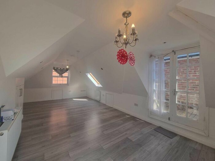 2 Bedroom Flat To Rent In Green Lanes, Winchmore Hill, N21