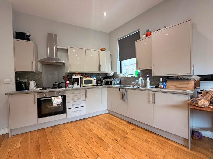 2 Bedroom Flat To Rent In Knights Hill, London, SE27