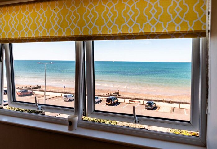1 Bedroom Flat For Sale In Marine Parade, Tywyn, LL36