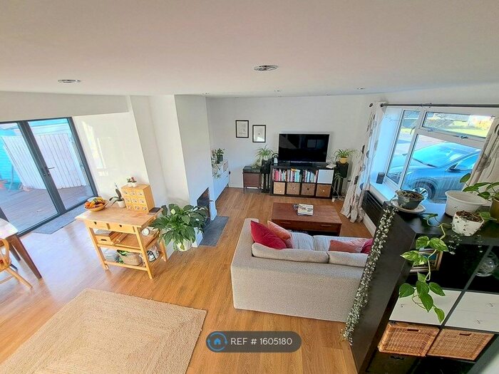 3 Bedroom Semi-Detached House To Rent In Compton Drive, Abingdon, OX14