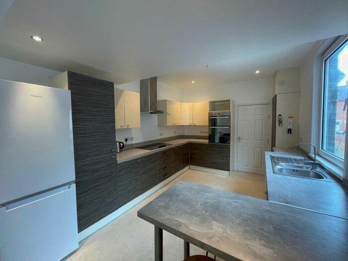 6 Bedroom Terraced House To Rent In Fosse Road South, Leicester, LE3