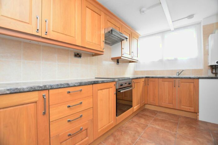 3 Bedroom Maisonette To Rent In Oakwood Drive, London, SE19