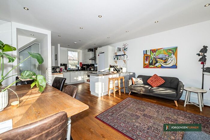3 Bedroom Flat To Rent In Vespan Road, Shepherd's Bush, W12