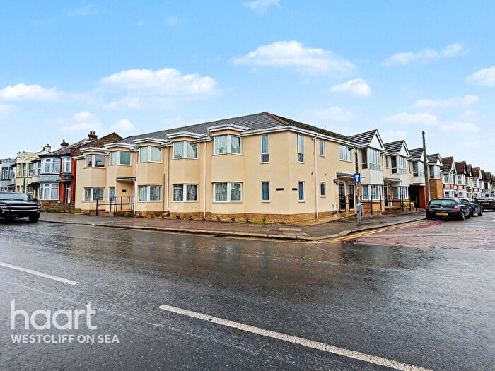 2 Bedroom Flat For Sale In West Road, Westcliff-On-Sea, SS0