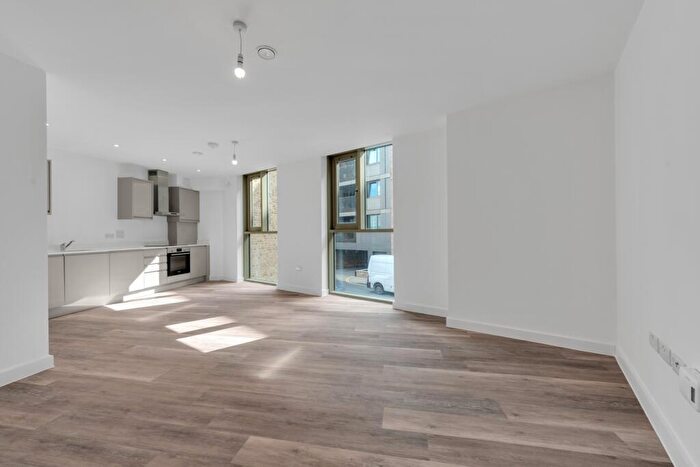 Apartment To Rent In Safa House, Arklow Road, New Cross, SE14