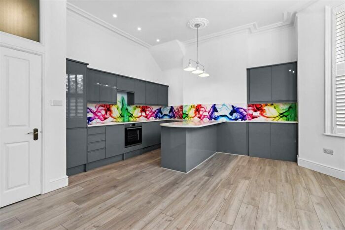 2 Bedroom Flat For Sale In Upperton Gardens, Eastbourne, BN21