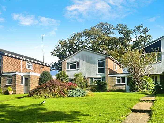 4 Bedroom Link Detached House For Sale In Stirling Way, Horsham, RH13