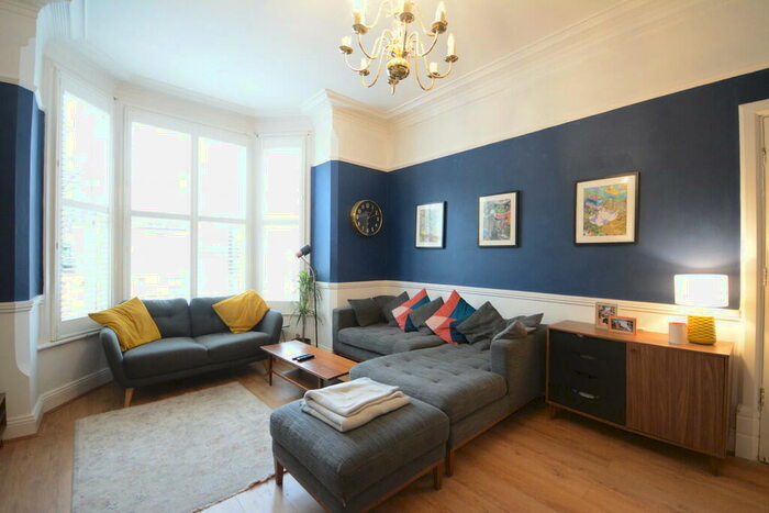 2 Bedroom Apartment To Rent In Hamilton Drive, The Park, NG7